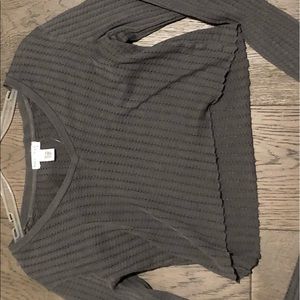 gray long sleeve shirt